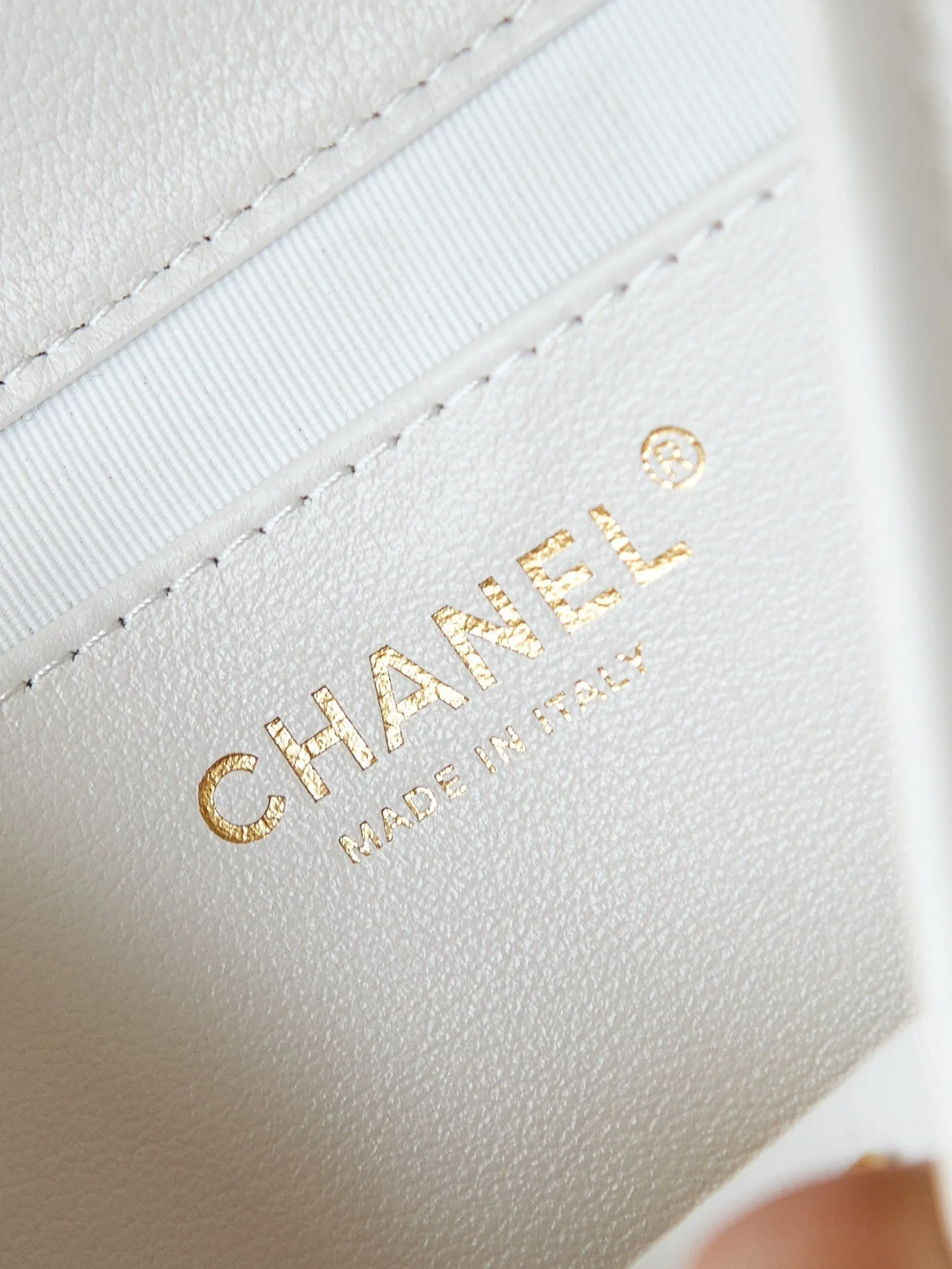 24s Rave reviews calfskin CHANEL white hardware gold messenger Premium 23cm bag