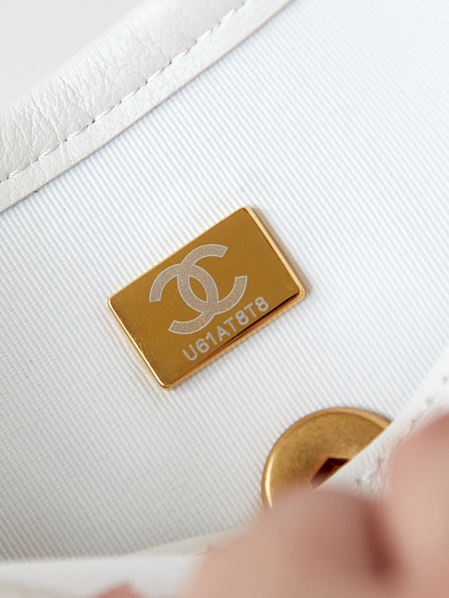 24s Rave reviews calfskin CHANEL white hardware gold messenger Premium 23cm bag