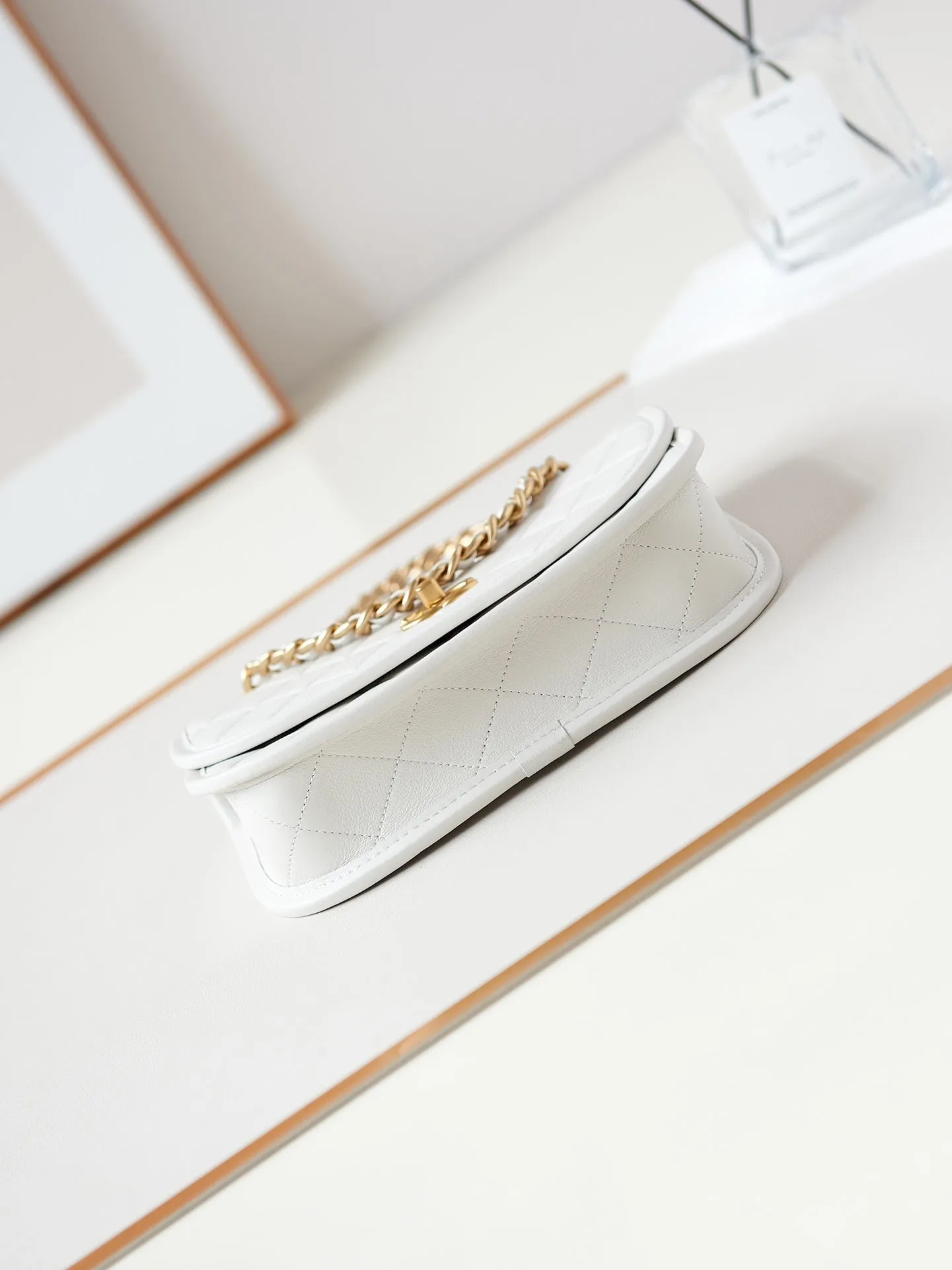 24s Rave reviews calfskin CHANEL white hardware gold messenger Premium 23cm bag