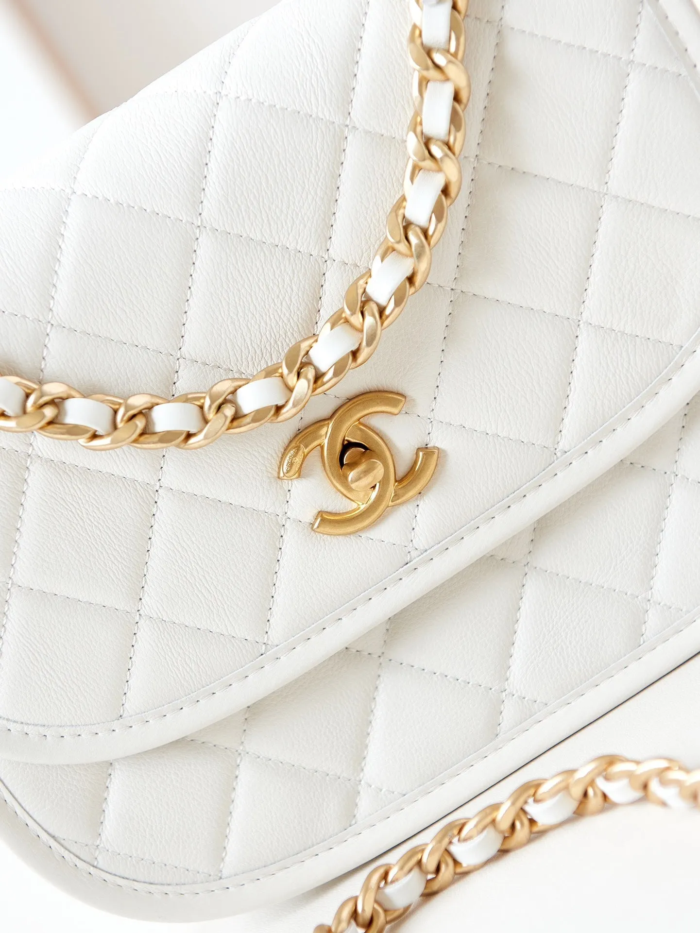 24s Rave reviews calfskin CHANEL white hardware gold messenger Premium 23cm bag
