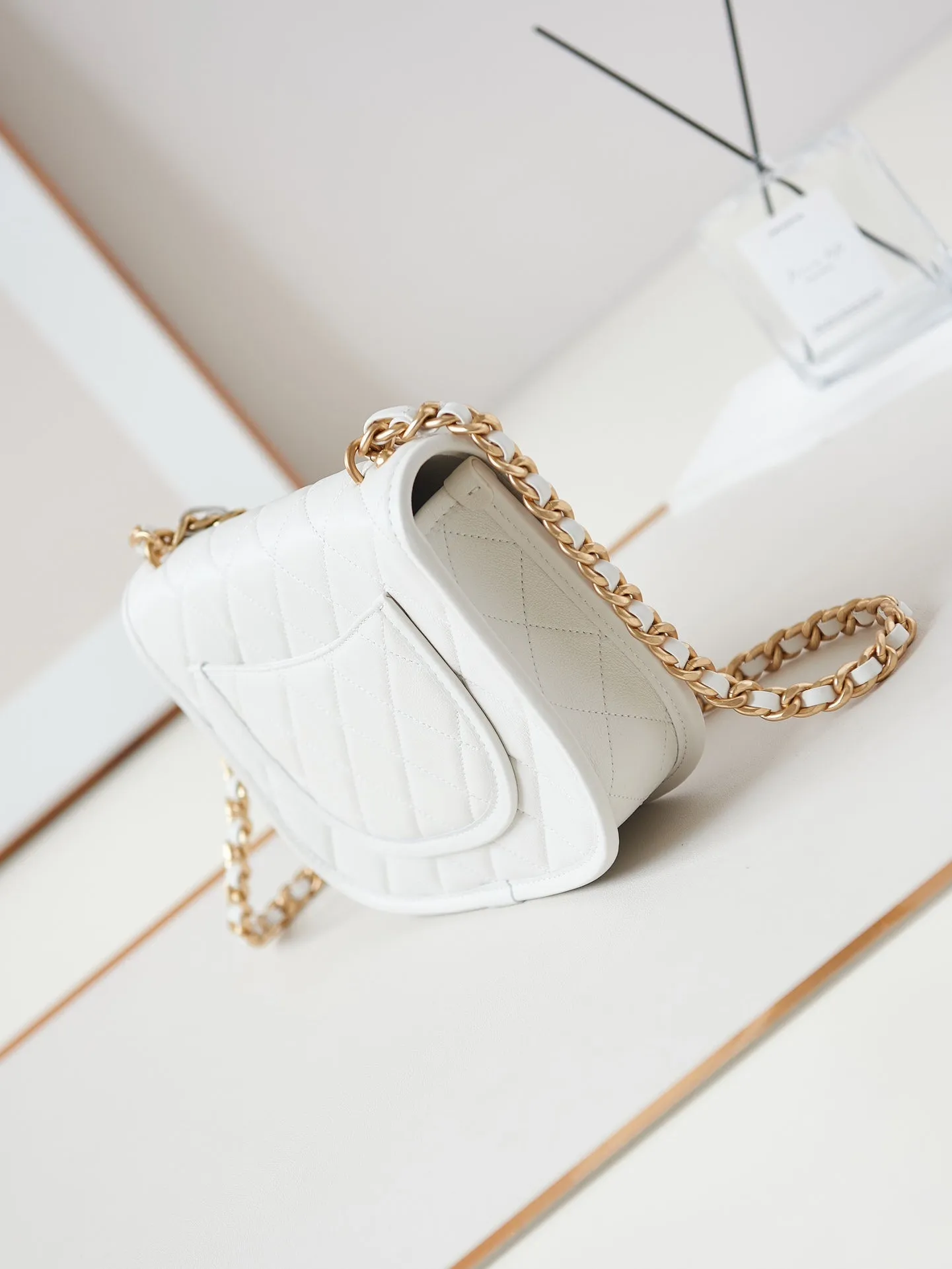 24s Rave reviews calfskin CHANEL white hardware gold messenger Premium 23cm bag