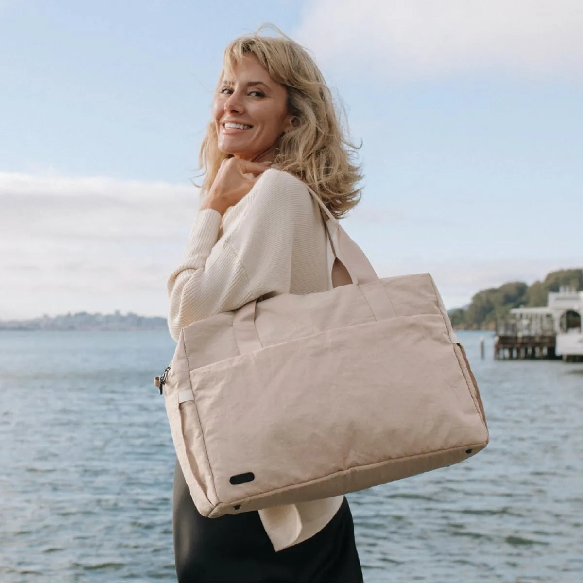 Jadyn Austin Carry-On Travel Duffel Bag for Women, 18” Weekender Bag with Laptop Sleeve, Durable Material, and Trolley Sleeve, Ideal for Work, Gym, and Overnight Trips (Natural)