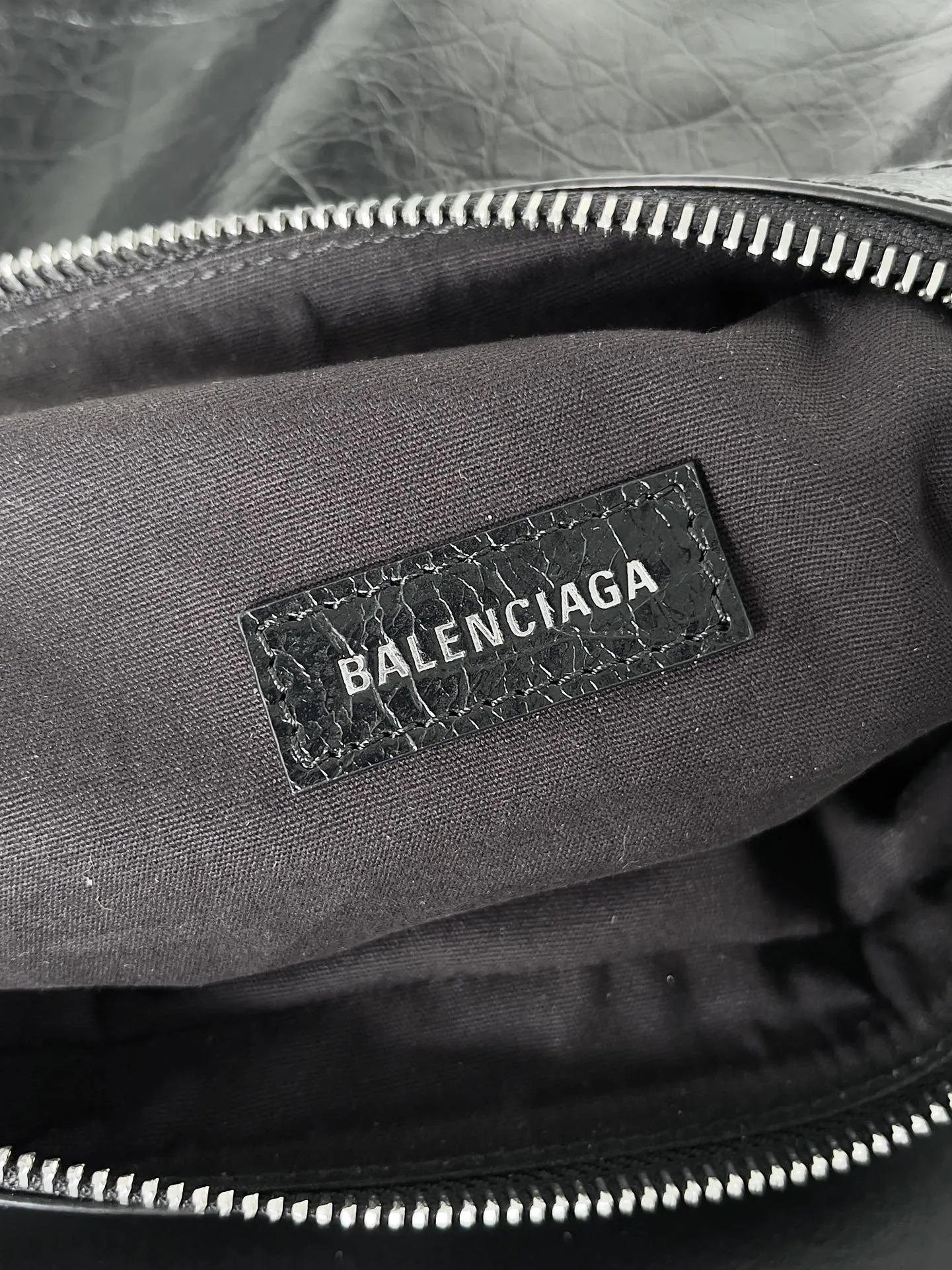 SUPERBUSY MESSENGER BAG 33 IN BLACK ARENA LAMBSKIN