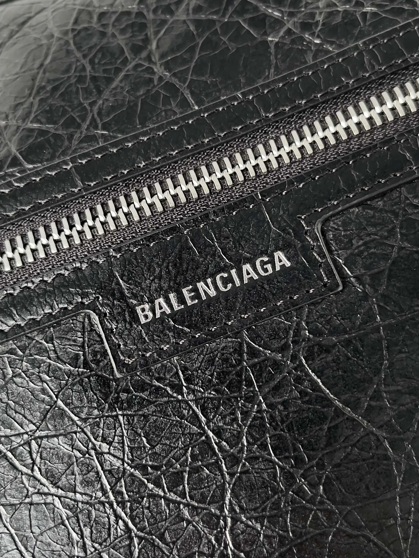 SUPERBUSY MESSENGER BAG 33 IN BLACK ARENA LAMBSKIN